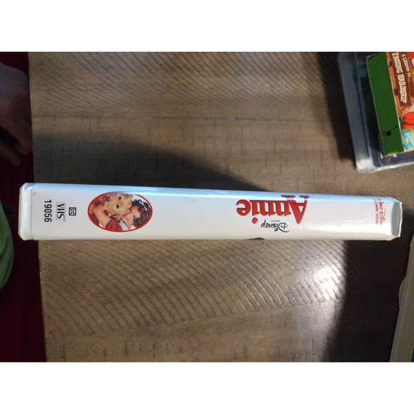 Annie (VHS, 2000) - Picture 3 of 7
